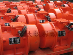 YZS振動(dòng)電機(jī)：加裝防護(hù)外殼，密封性強(qiáng)不易損壞。