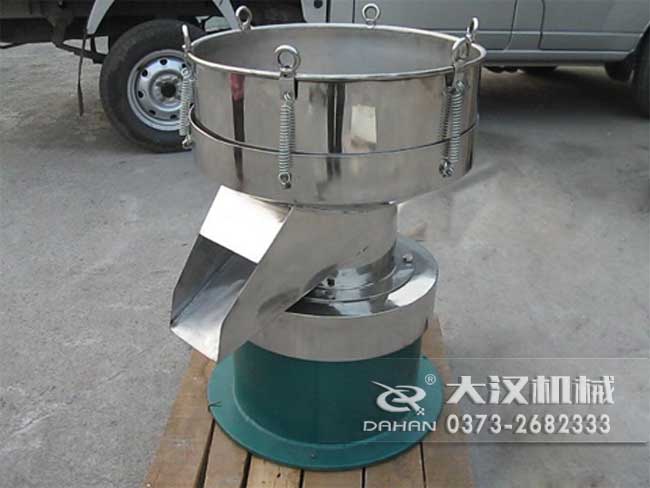 涂料振動(dòng)篩由：框體，振動(dòng)斗，出料口，振動(dòng)電機(jī)底座等部件組成