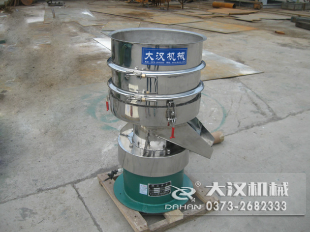 涂料過濾振動(dòng)篩：利用振動(dòng)電機(jī)的振動(dòng)力帶動(dòng)物料在篩網(wǎng)上進(jìn)行篩分，從而利用篩網(wǎng)孔徑的大小不同，完成涂料的分級(jí)，除雜等篩分目的。