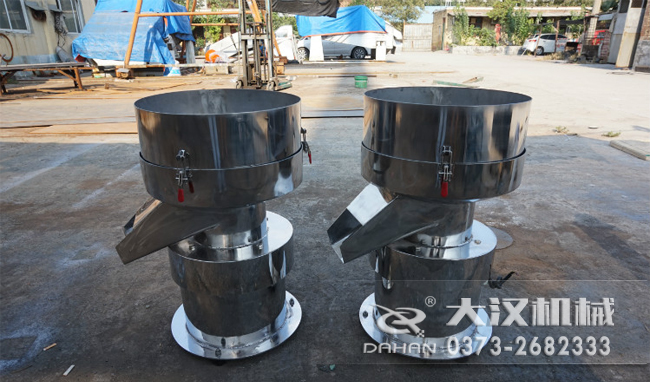 不銹鋼涂料振動(dòng)篩是一種比較受用戶歡迎的產(chǎn)品之一，主要優(yōu)勢(shì)耐酸堿，不生銹，使用壽命長(zhǎng)。