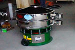 800型單層三次元振動篩，產量可達800kg/h。